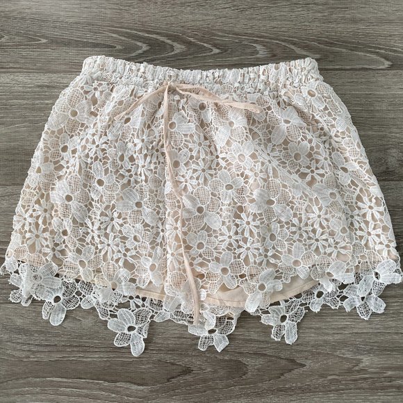 cream floral applique shorts - Picture 1 of 2